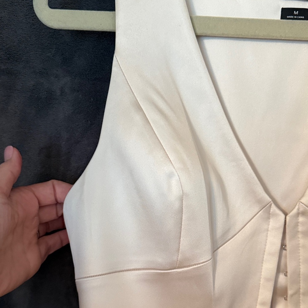 Aritzia Cream Sleeveless Blouse - Picture 4 of 5